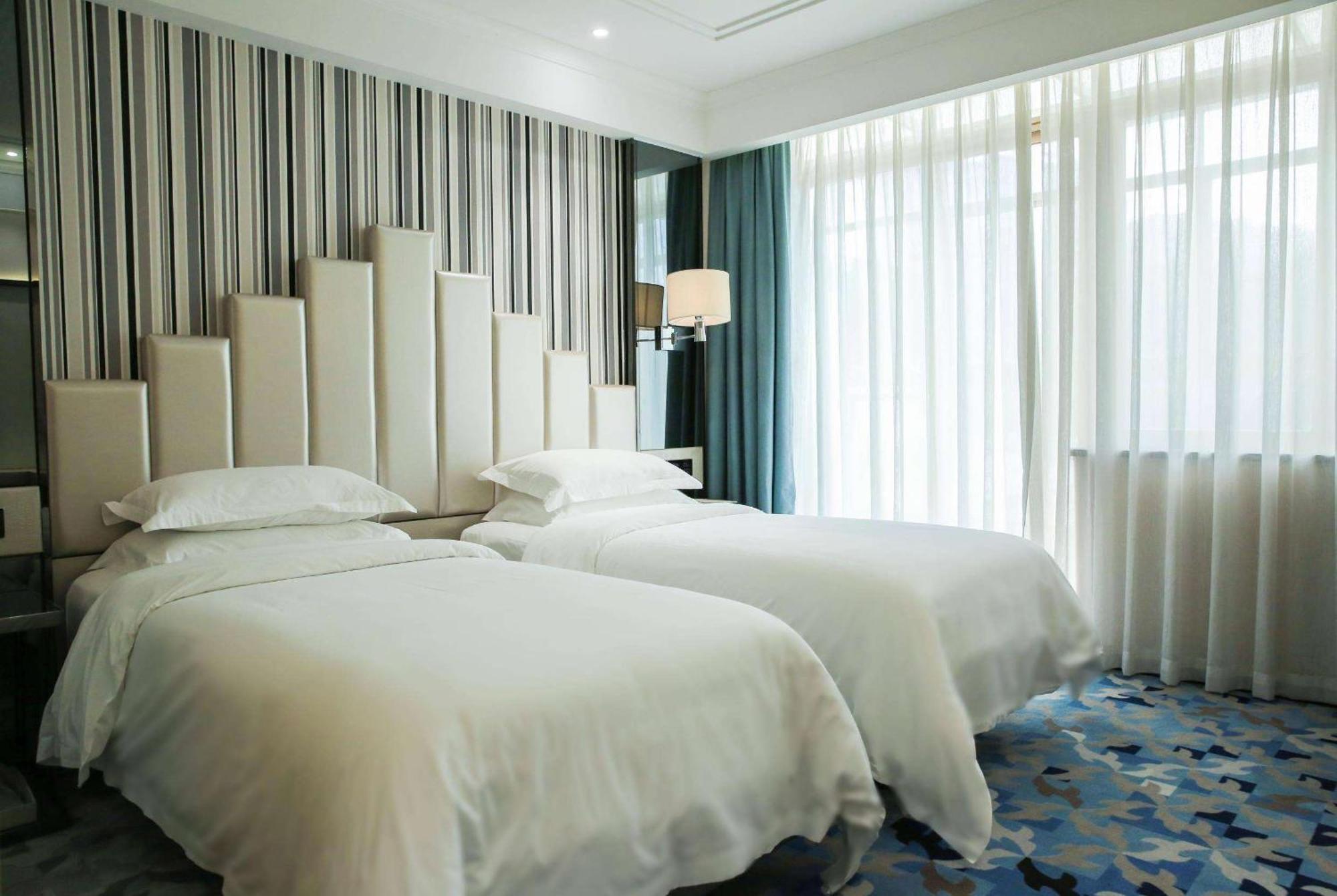 รามาดา เสินเจิ้น เปาอาน Hotel เซินเจิ้น ภายนอก รูปภาพ